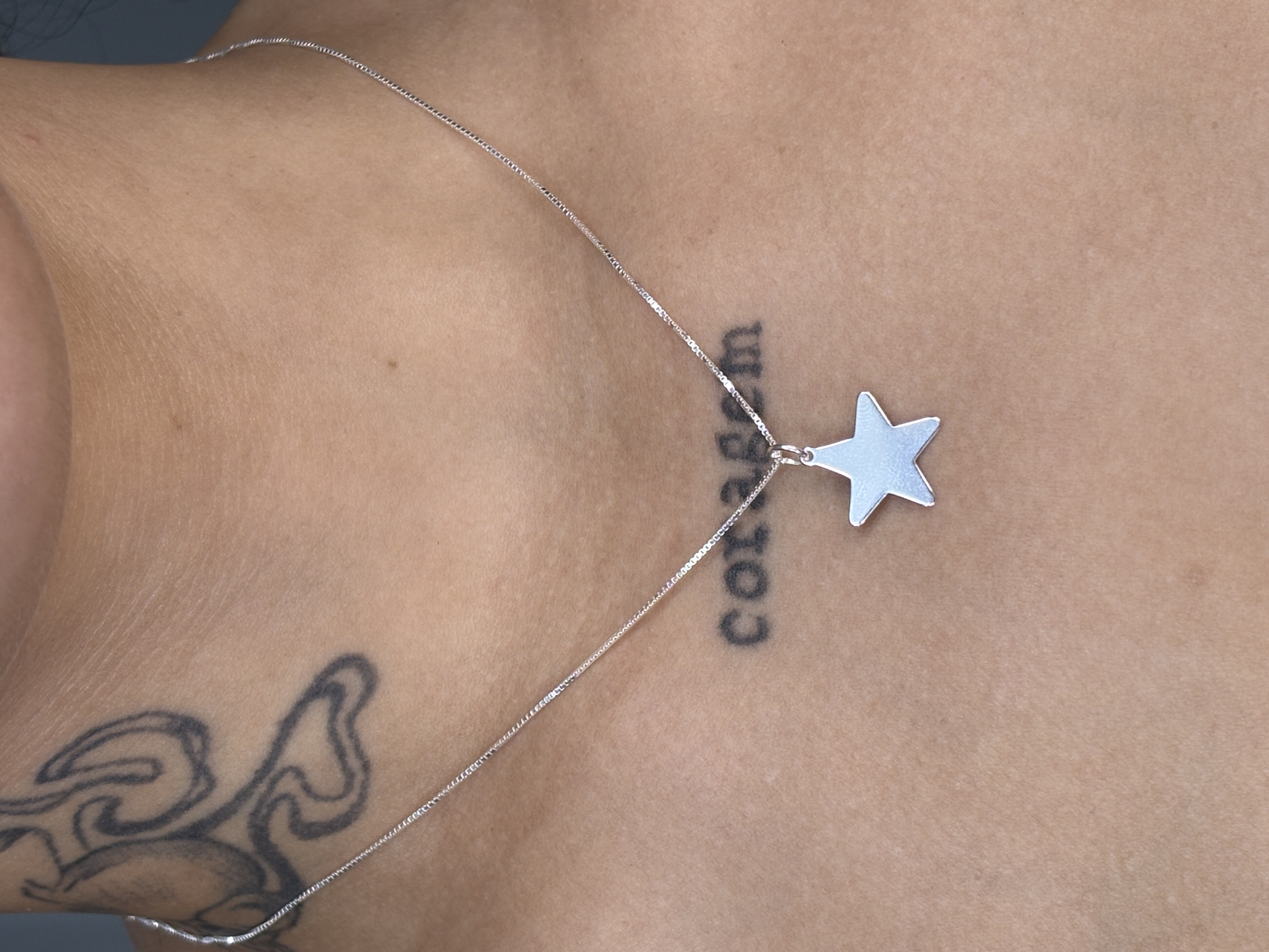 Colar Estrela sendo usado
